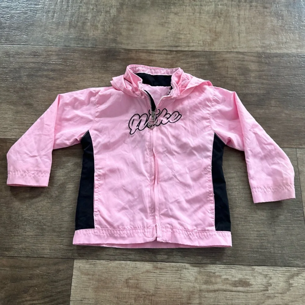 Nike baby girls light weight wind breaker coat with hood light pink and black
